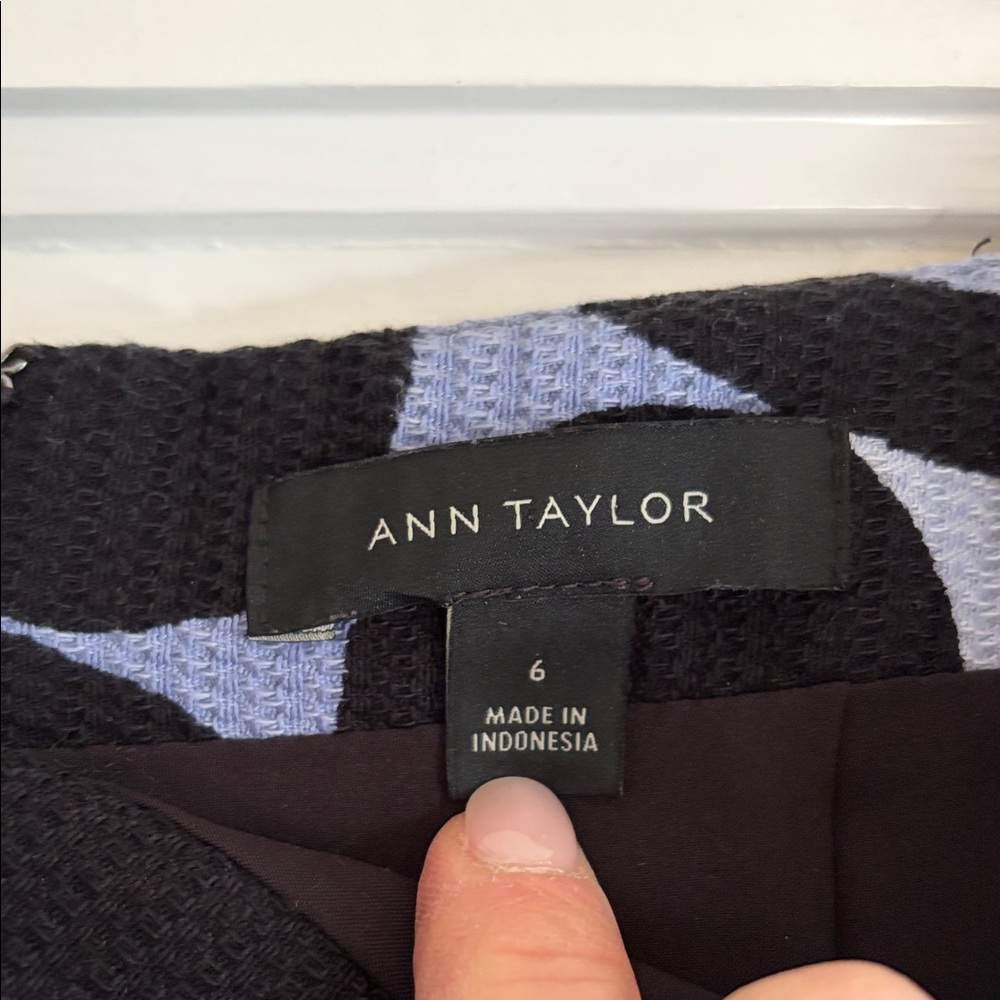 Ann Taylor Elegant Black and Purple Patterned Pencil Skirt - Picture 2 of 3